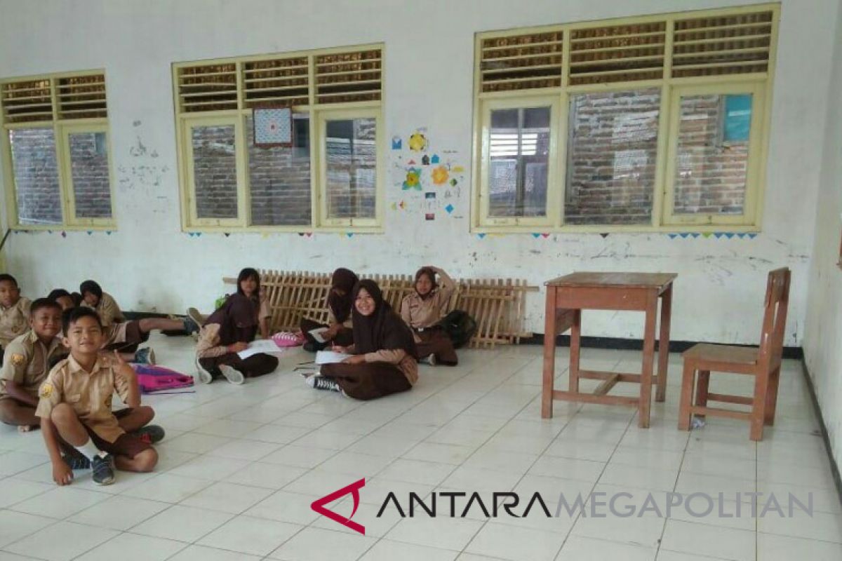 Miris, SD di Karawang terpaksa belajar di lantai