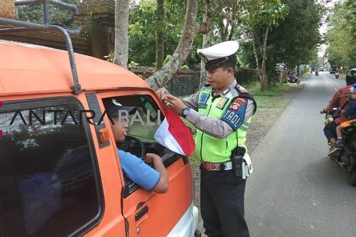 Polres Bangli bagikan ratusan bendera merah putih