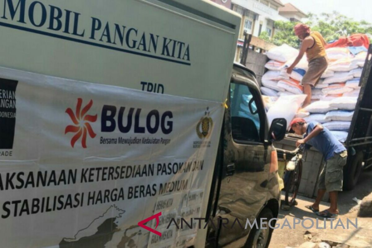 Bulog Karawang gelar operasi pasar beras