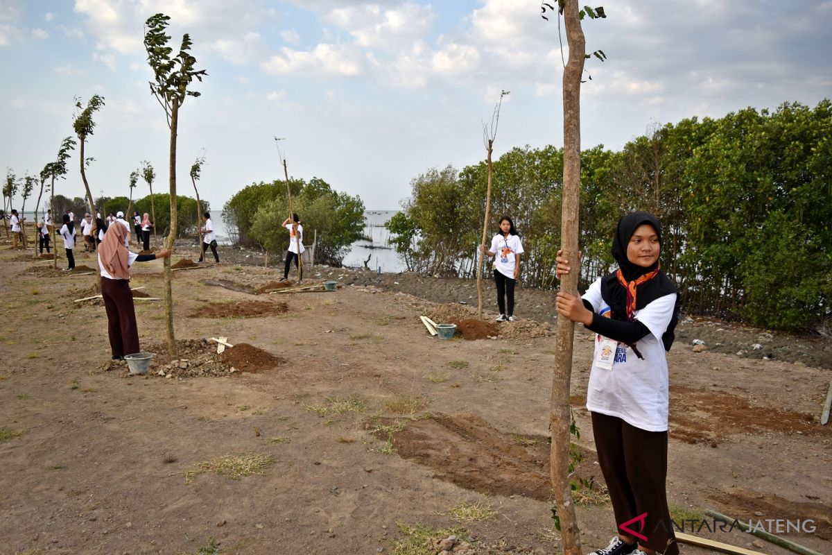 BUMN Hadir - Peserta SMN kampanyekan penghijauan di kawasan industri