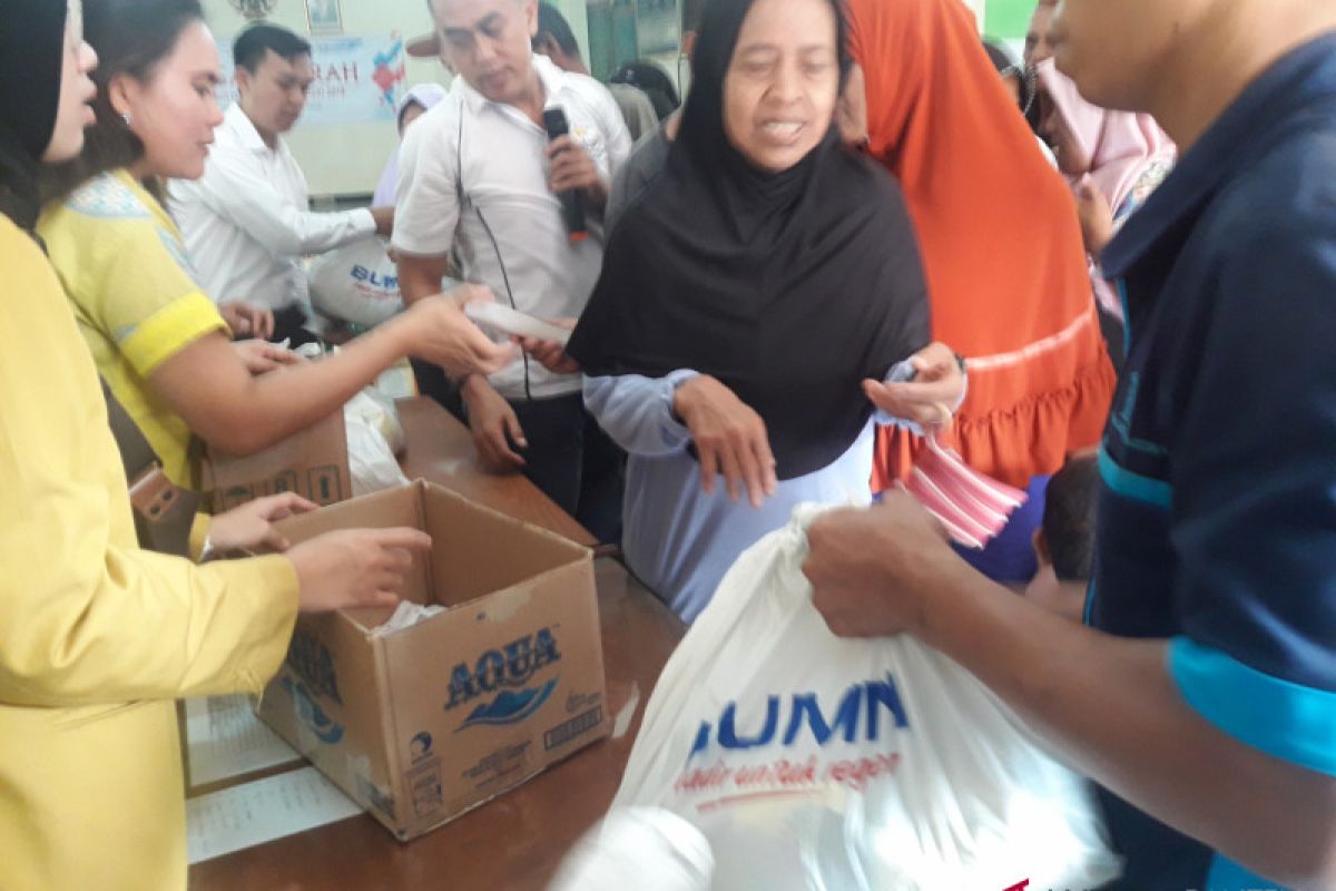 BUMN Hadir - 250 Warga Kurang Mampu Mendapat Sembako Murah