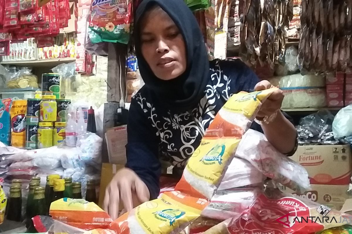 Kurang diminati, pedagang Pasar Legi kesulitan jual beras saset