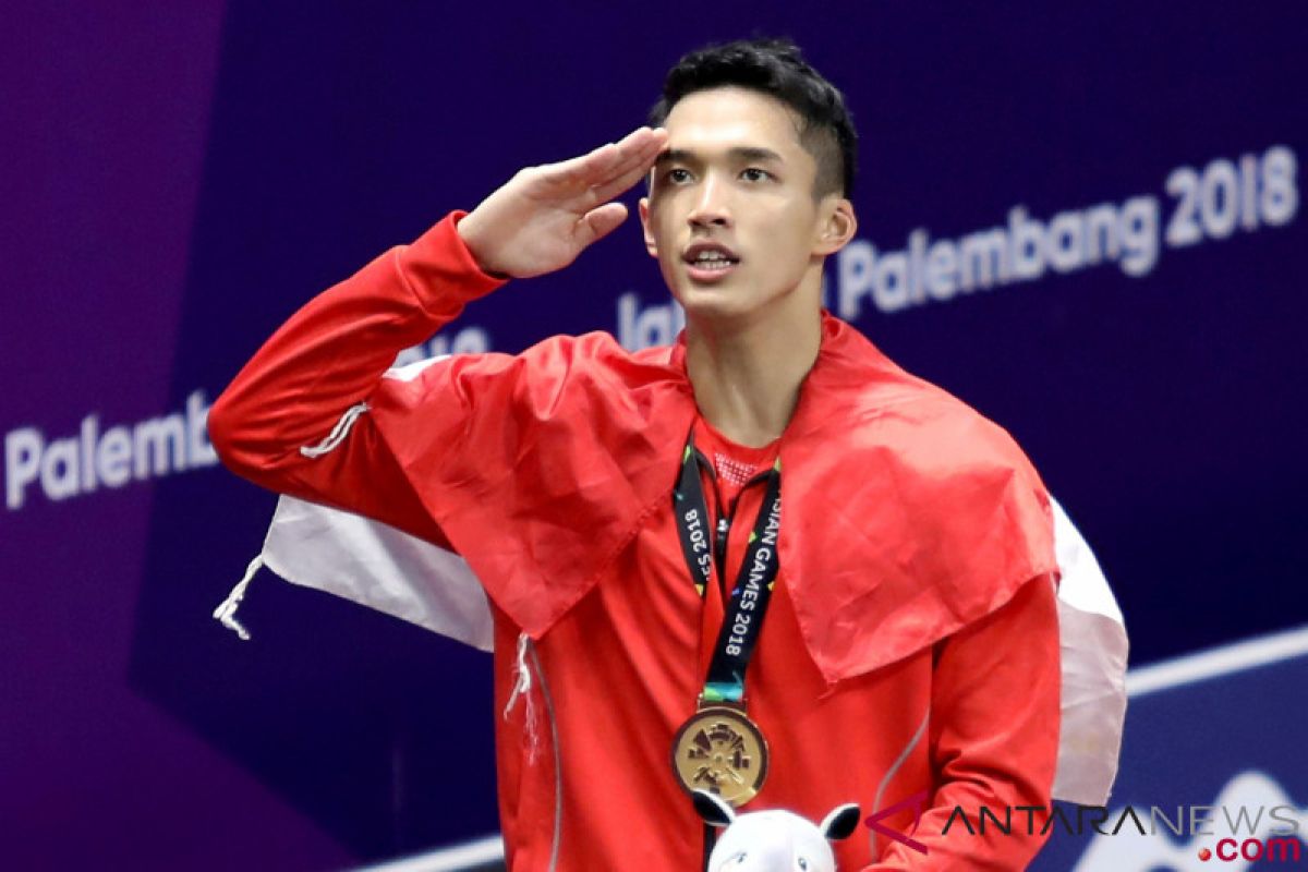 Aksi-aksi keren Jonatan Christie, mulai dari mengepel lantai hingga buka kaos