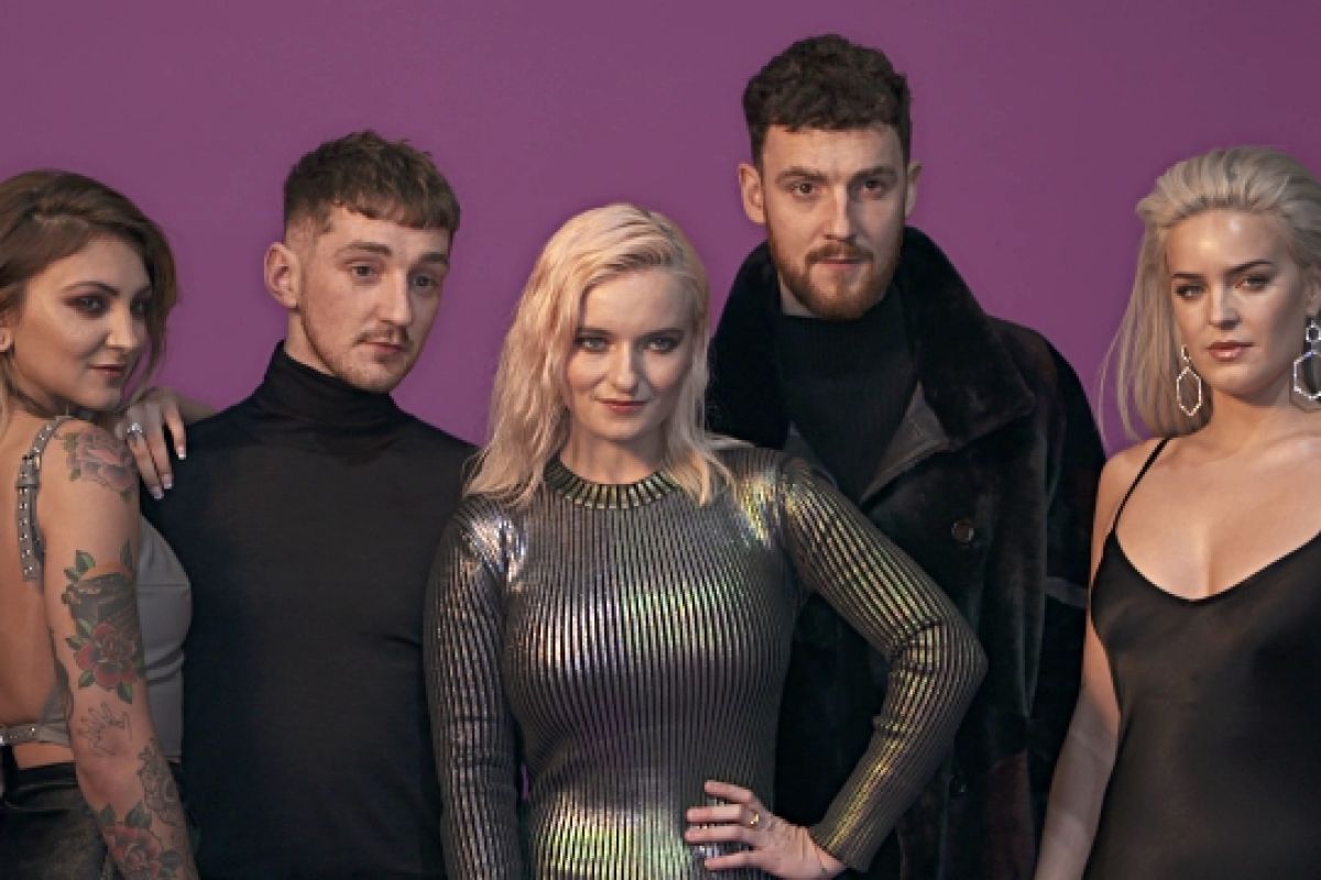 Clean Bandit  sebut Demi Lovato penyanyi luar biasa