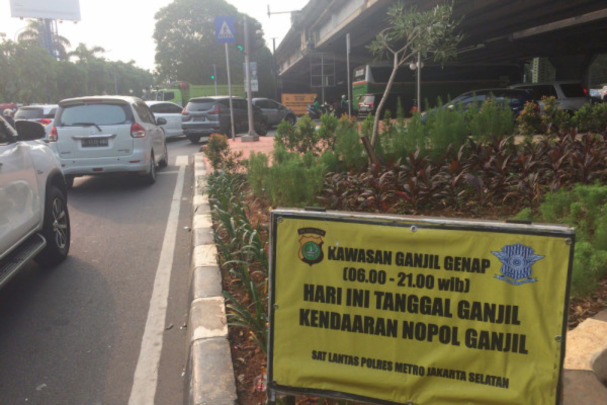 Ganjil genap hari pertama, ratusan pengendara ditindak di Jalan Kartini