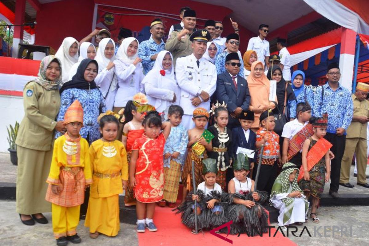 Anak Selayar berpakaian adat ikut upacara