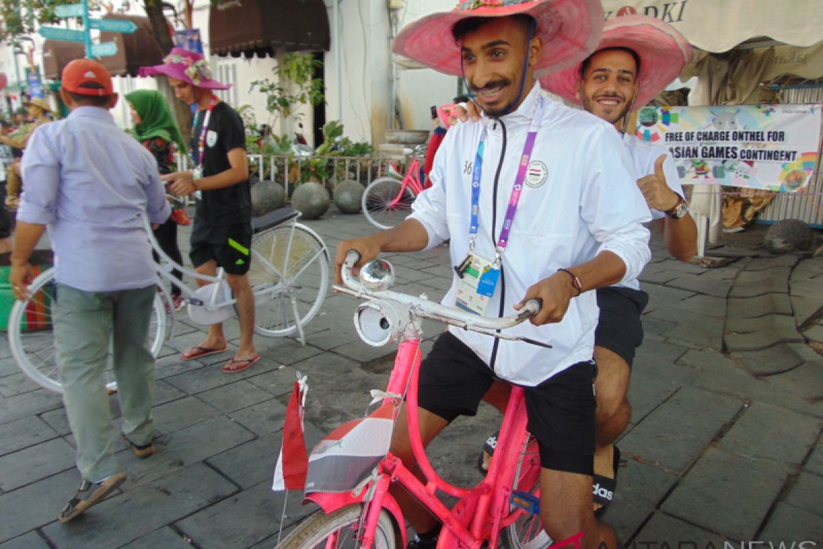 Atlet mancanegara bersepeda ontel di Kota Tua