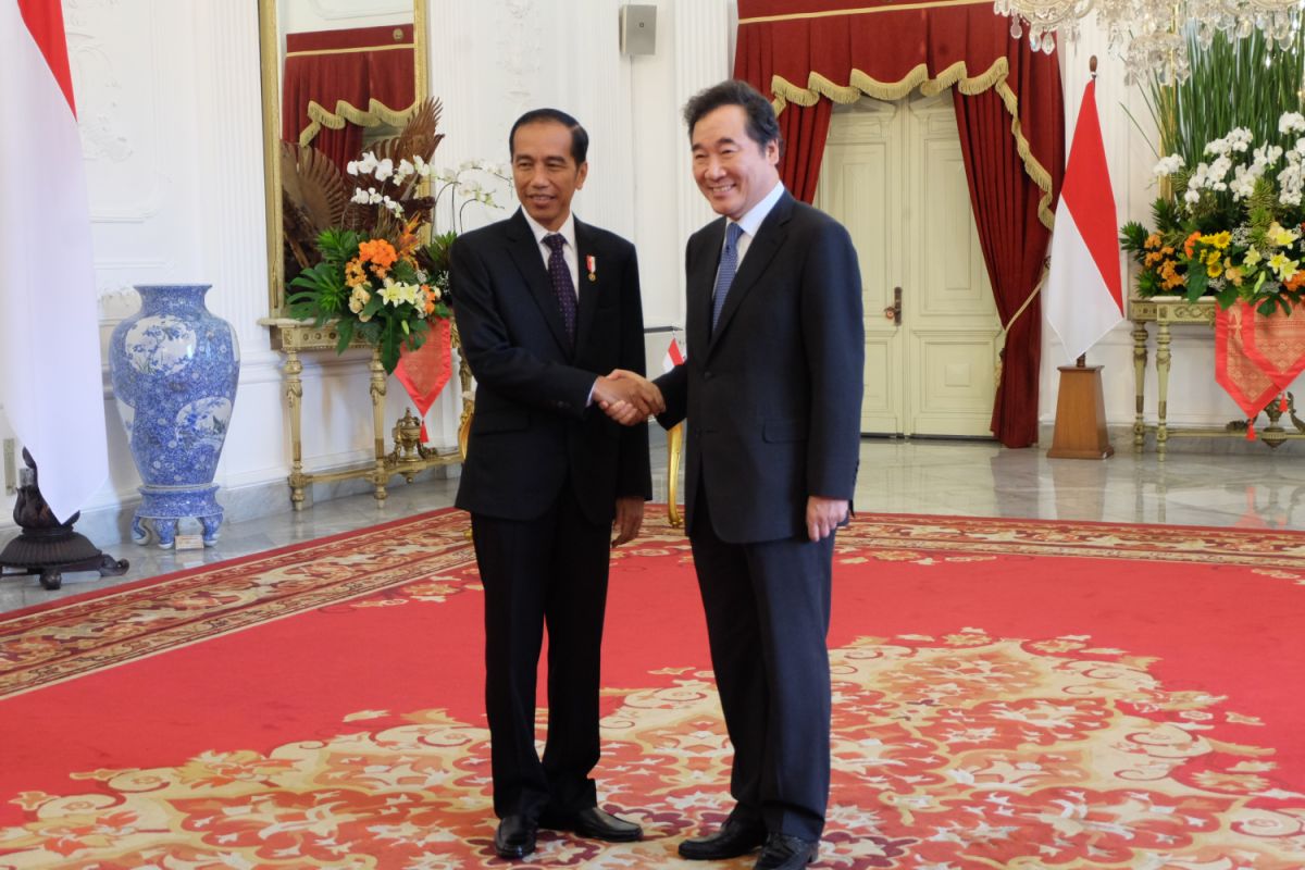 Indonesian president receives South Korean PM at Merdeka Palace