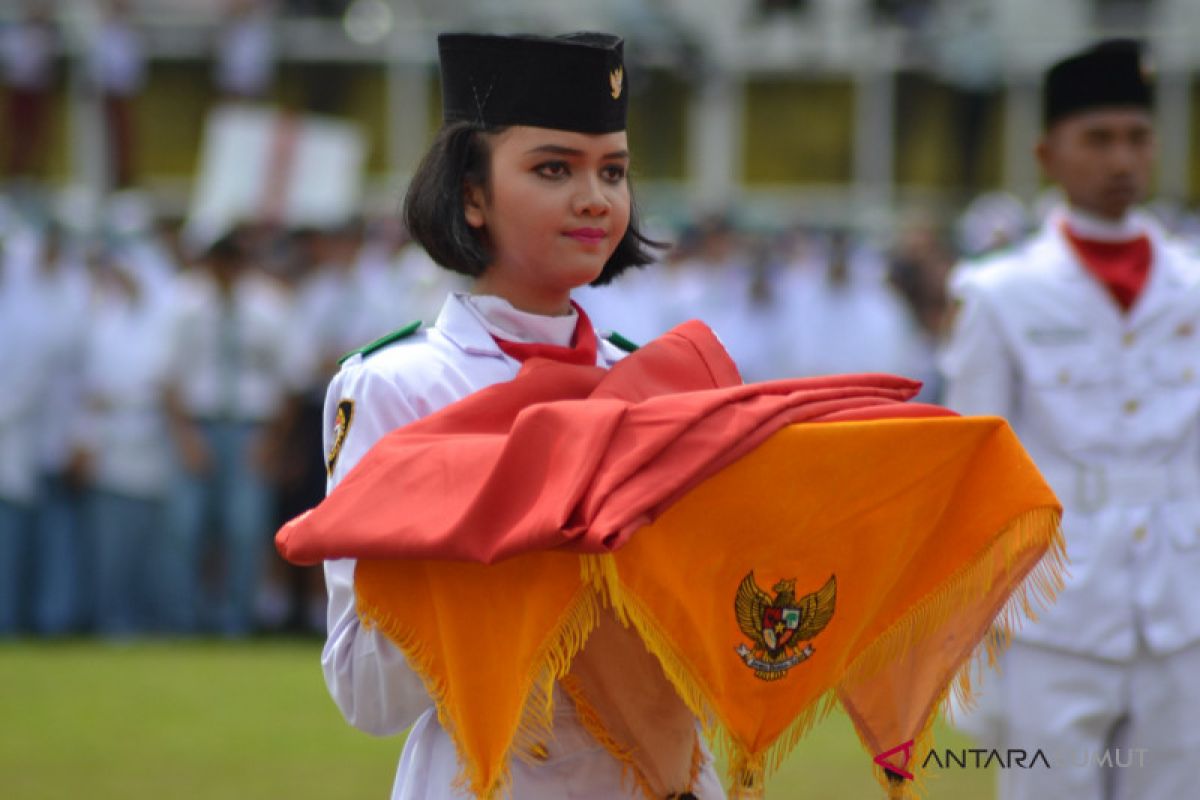 Suci Ananda Paskibraka Pembawa Baki Sang Merah Putih