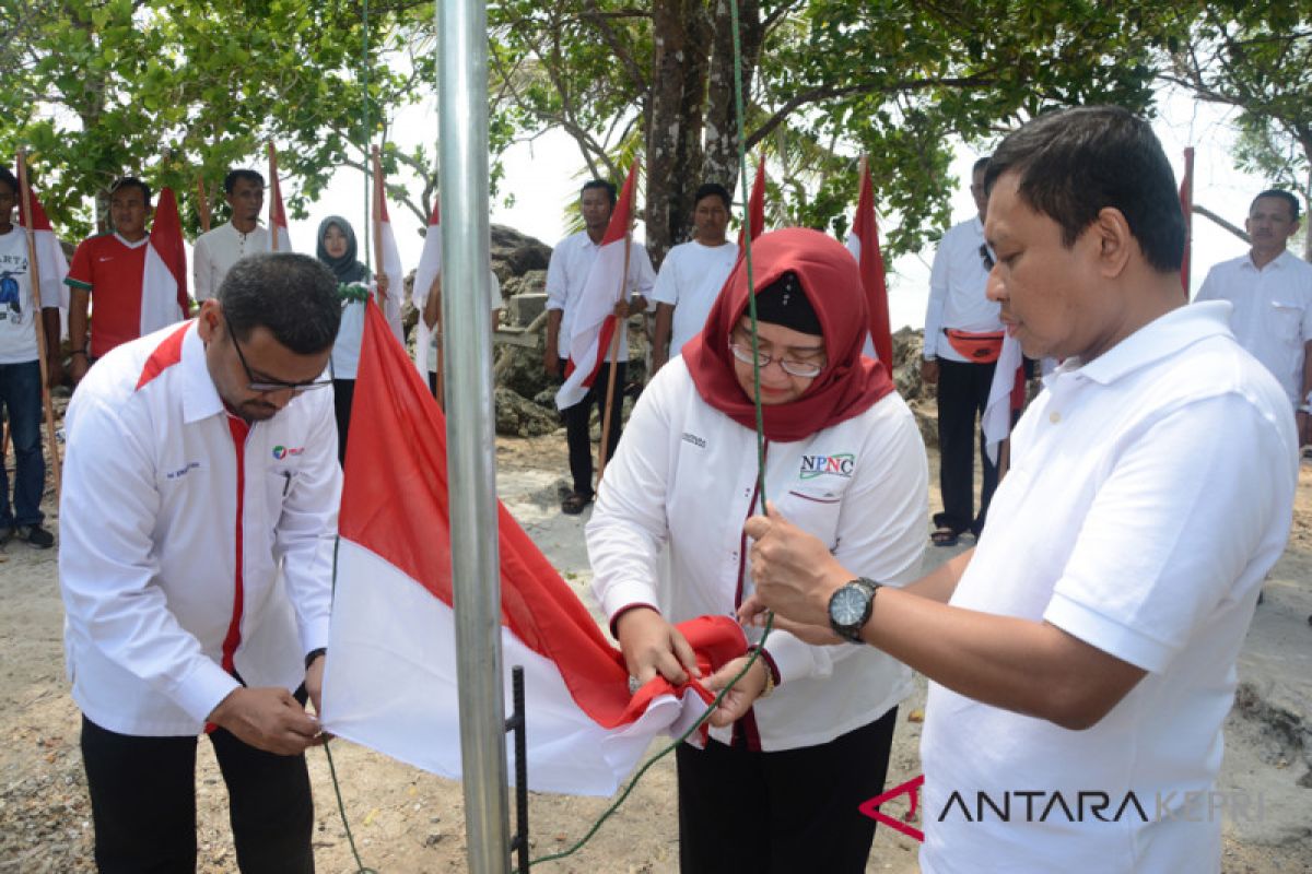 BUMN Hadir - LKBN Antara berikan 73 bendera untuk pulau terluar