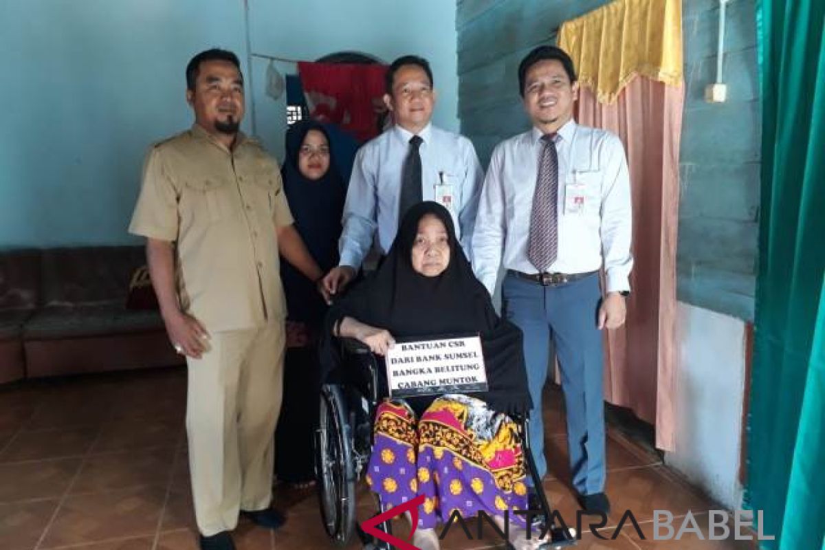 Dinsos Bangka Barat salurkan bantuan kursi roda