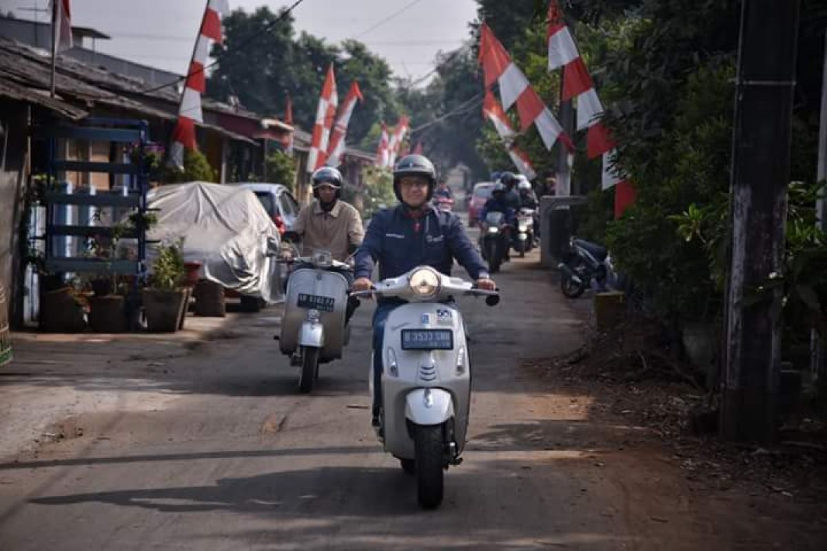 Anies Baswedan tunggangi  Vespa warisan ayahnya masuk kampung