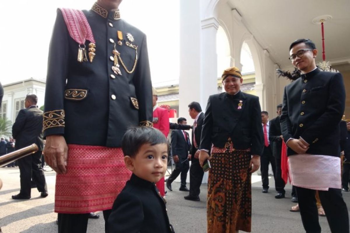 Gaya Jan Ethes, Cucu Presiden Jokowi Saat Upacara Kemerdekaan