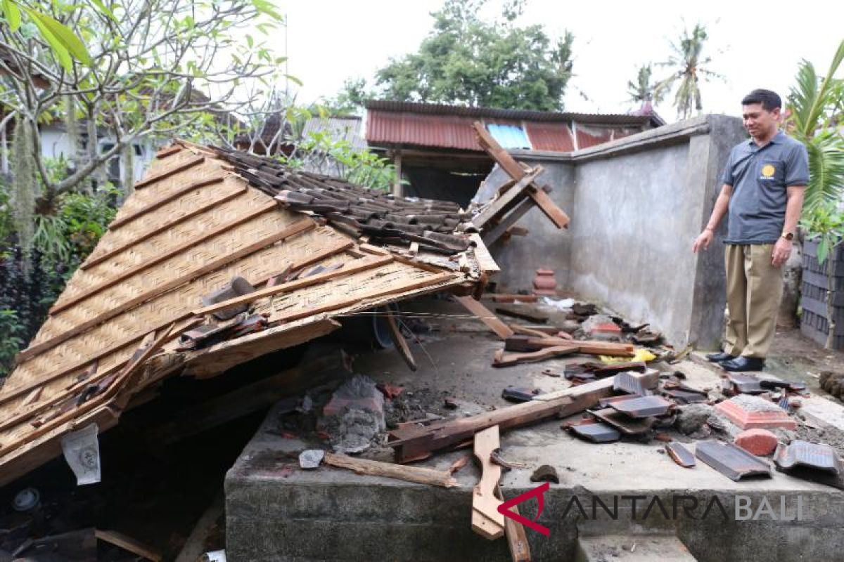 Bupati Klungkung tinjau bangunan rusak