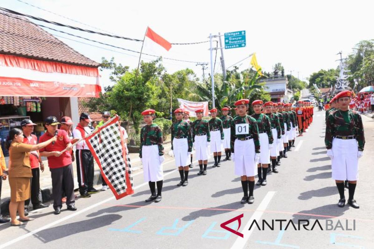 Bupati Suwirta lepas Gerak Jalan Indah Tingkat SMA/SMK Putri