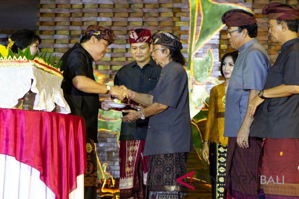 Mantan Bupati Jembrana terima tumpeng puncak peringatan HUT Kota Negara