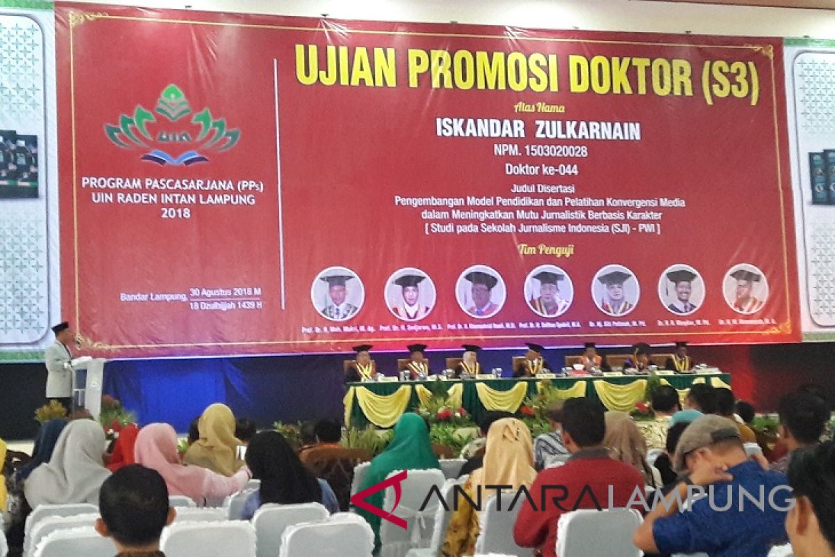 Pemimpin Redaksi Lampung Post raih gelar doktor