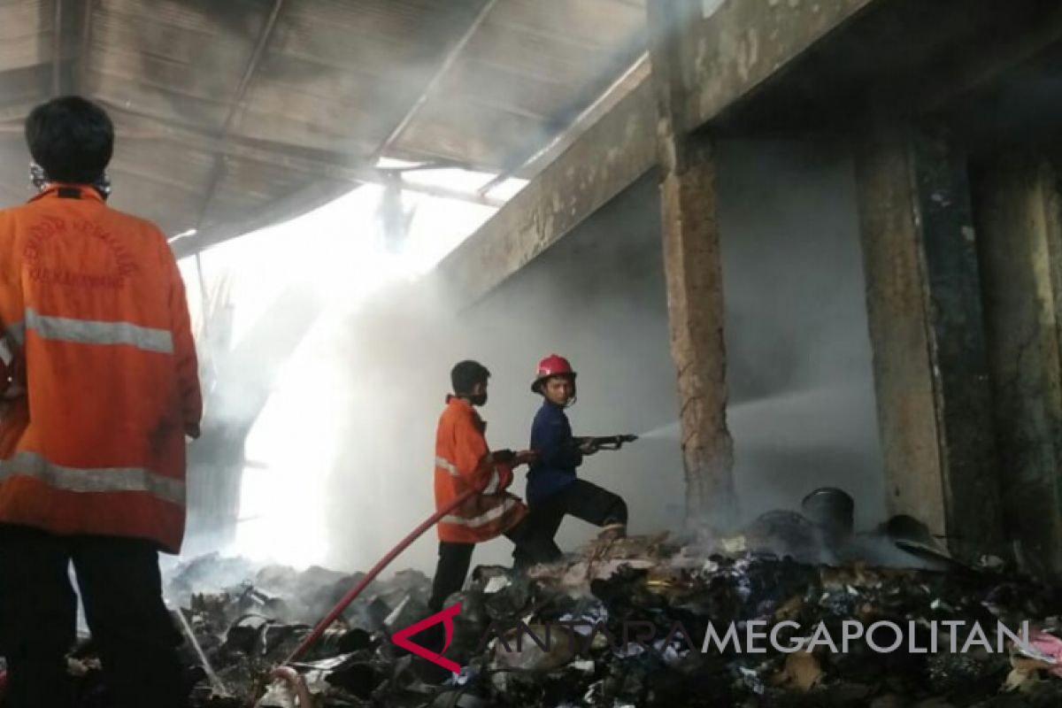 Sebuah gudang limbah di Karawang ludes terbakar