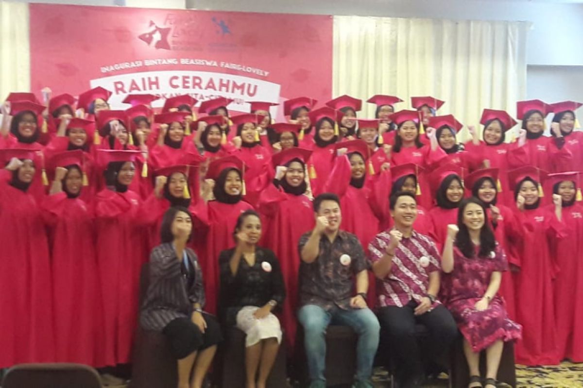 50 perempuan muda berprestasi mendapatkan beasiswa