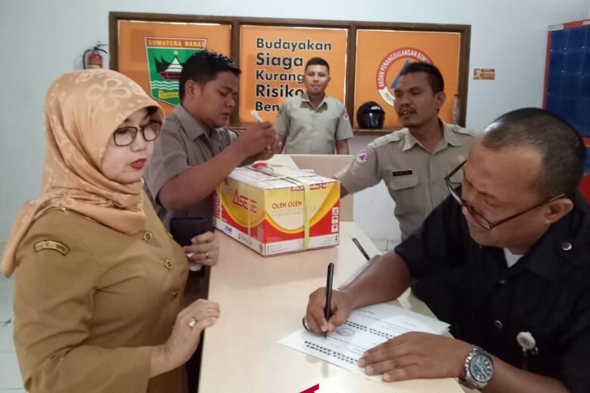 Randang bantuan masyarakat Sumbar untuk korban tsunami dikirim lewat darat