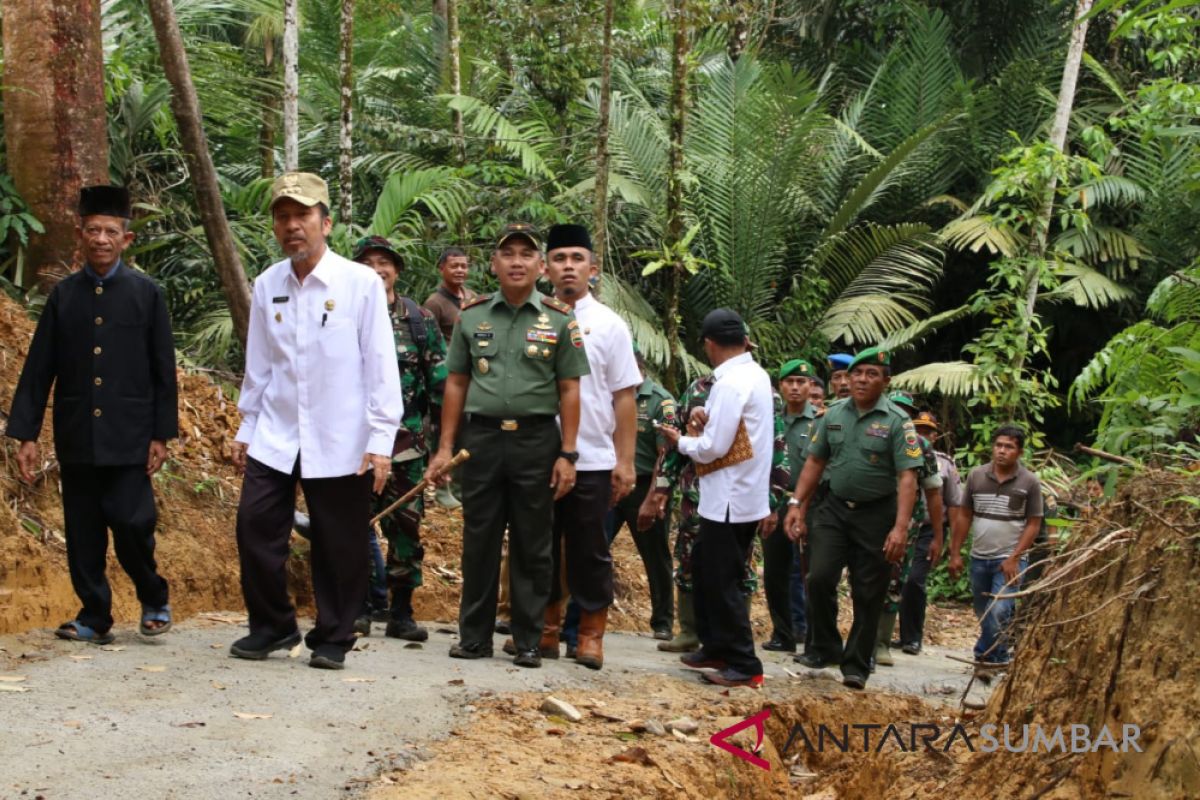 Bupati Pasaman Barat minta masyarakat jaga aset pembangunan hasil TMMD