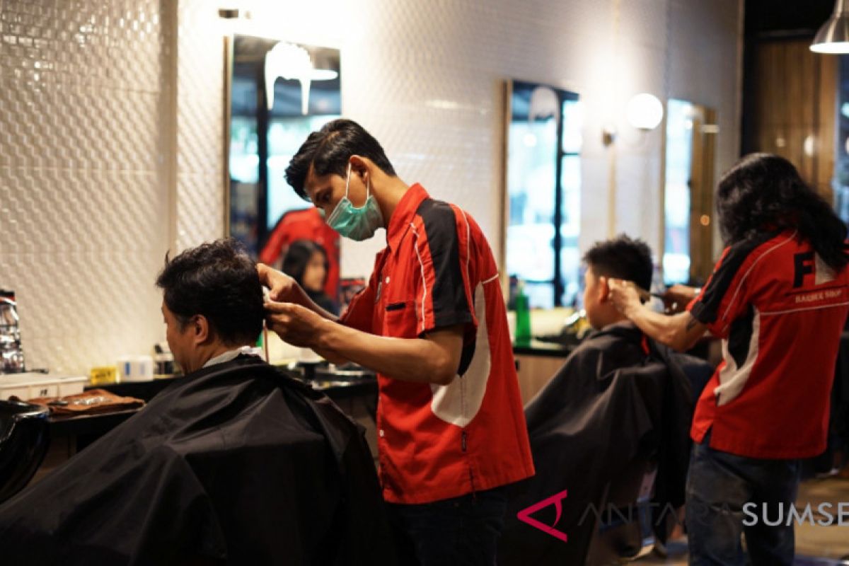 Pelayanan premium di "F1 Barbershop"