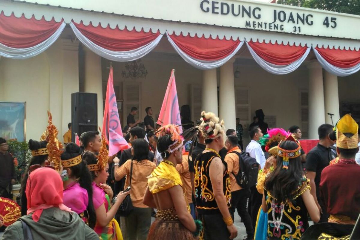 Rombongan pendukung Jokowi kenakan pakaian adat Bali