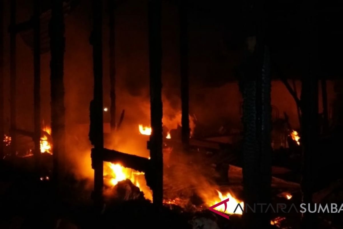 Diduga akibat putung rokok, empat unit rumah terbakar