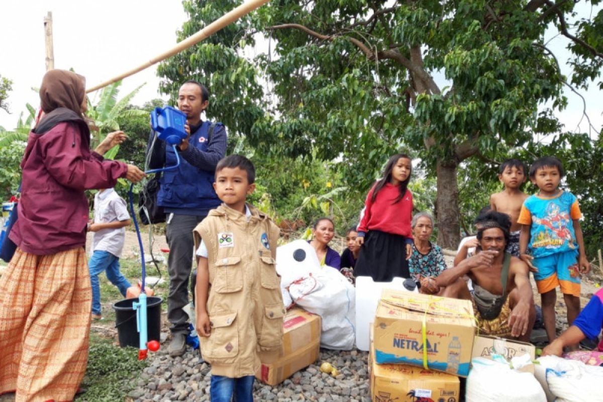 Korban gempa di Desa Senaru dapat bantuan filter air