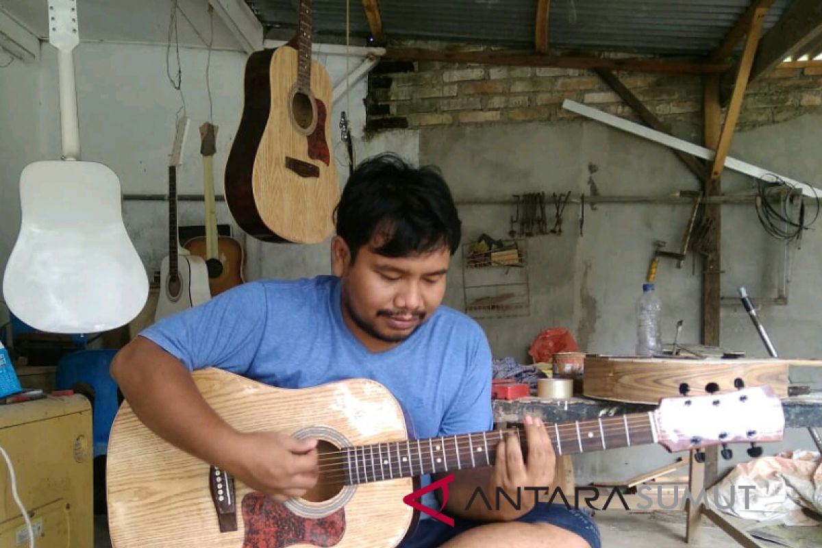 Pemuda Siantar produksi gitar akustik