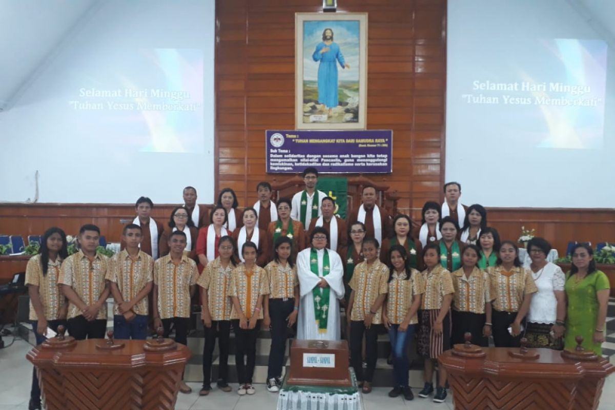 BUMN HADIR - Peserta SMN NTT ikut beribadah dengan warga Manado