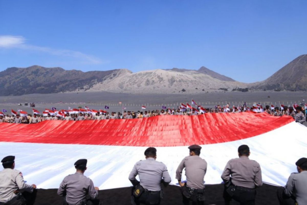 Bendera Merah Putih Raksasa dan Tarian Rerere Warnai Peringatan Hari Pramuka di Kaldera Gunung Bromo