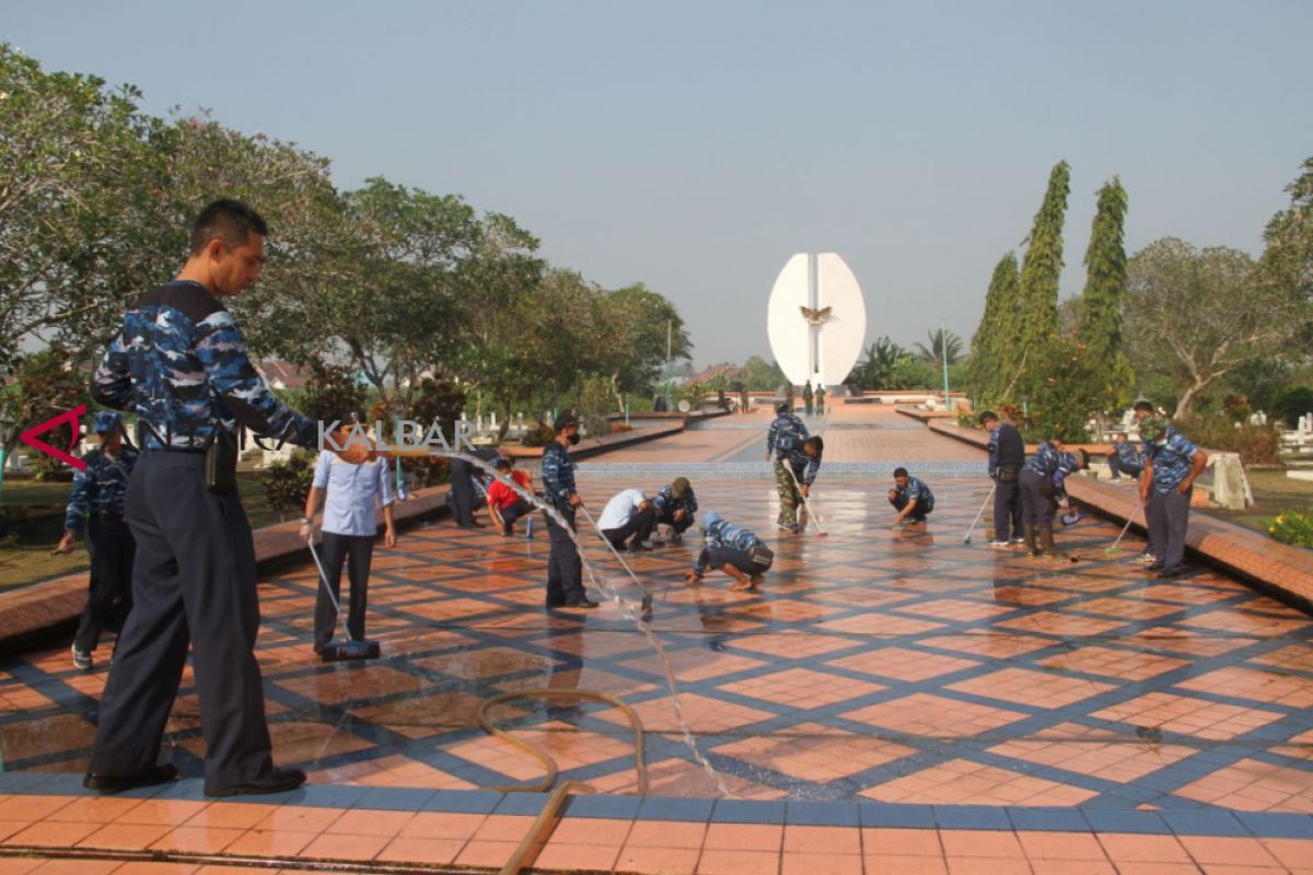 Membersihkan Taman Makam Pahlawan