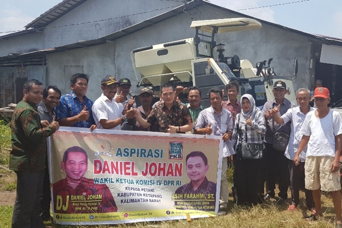 Daniel serahkan bantuan alsintan ke petani Ketapang