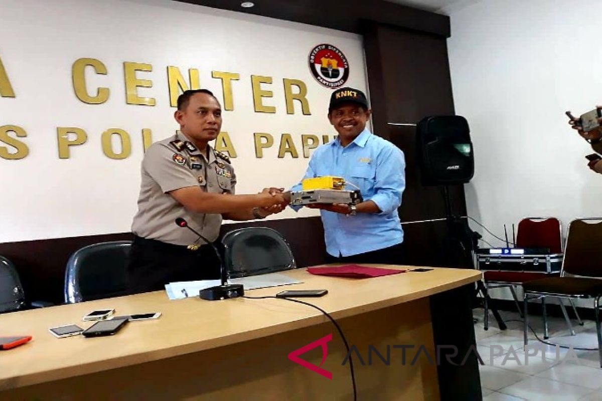 Polda Papua serahkan dua instrumen pesawat Dimonim