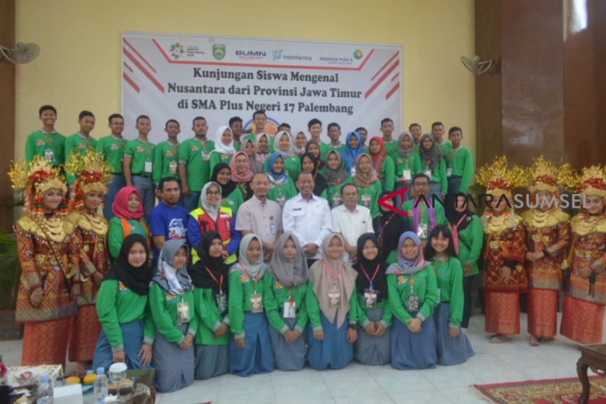 BUMN Hadir - Peserta SMN Jatim kunjungi SMA Plus Negeri 17 Palembang