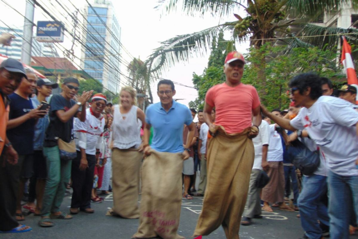 Sandiaga balap karung lawan warga Jalan Jaksa