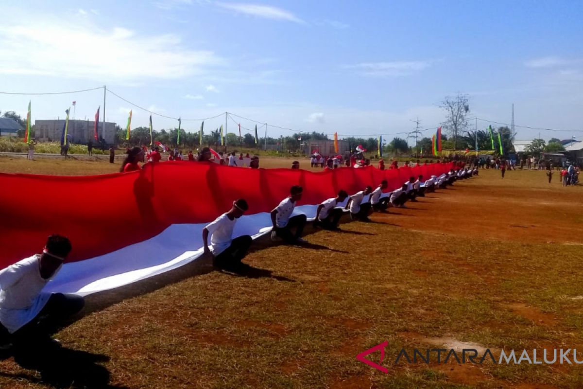 Warga Watran bentangkan bendera sepanjang 73 meter