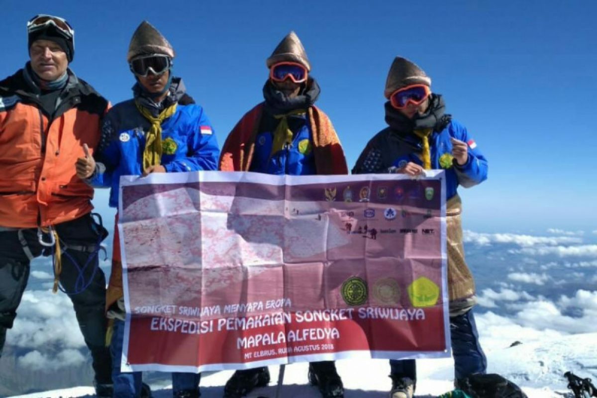 Ada kain songket di puncak gunung Elbrus Rusia