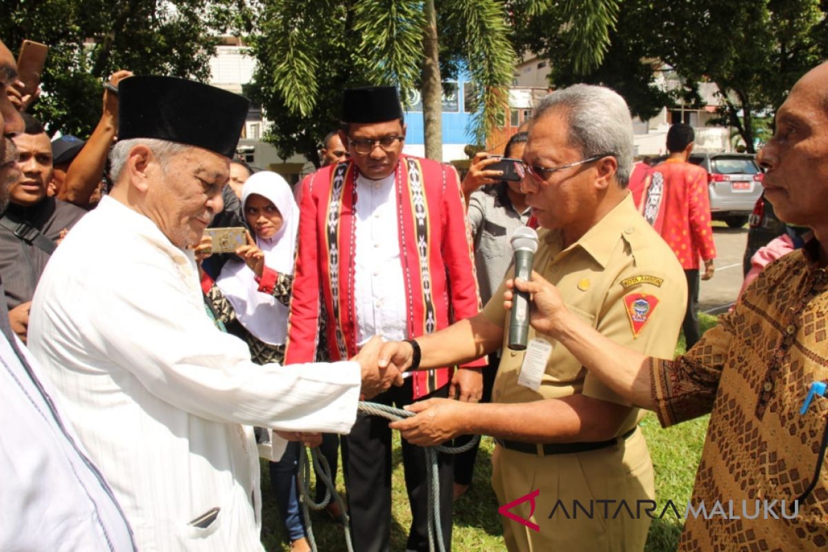 Pemkot Ambon salurkan hewan kurban