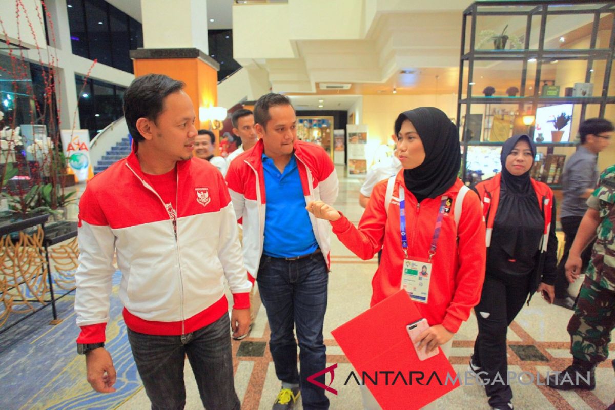 Ustadz Adi Hidayat beri hadiah umroh untuk Defia