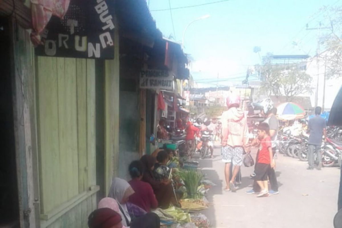 Pedagang kulit ketupat menjamur di pasar Baubau