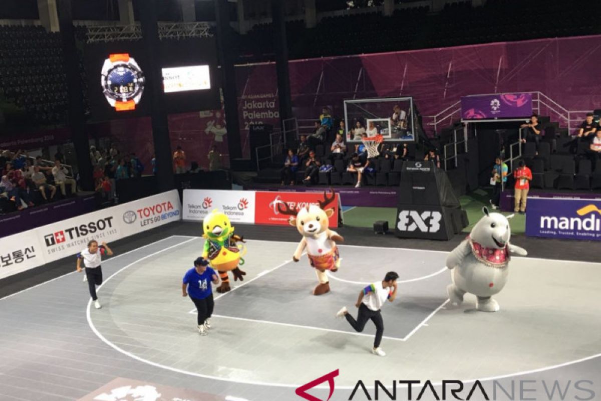 Maskot Asian Games hibur penonton di arena basket