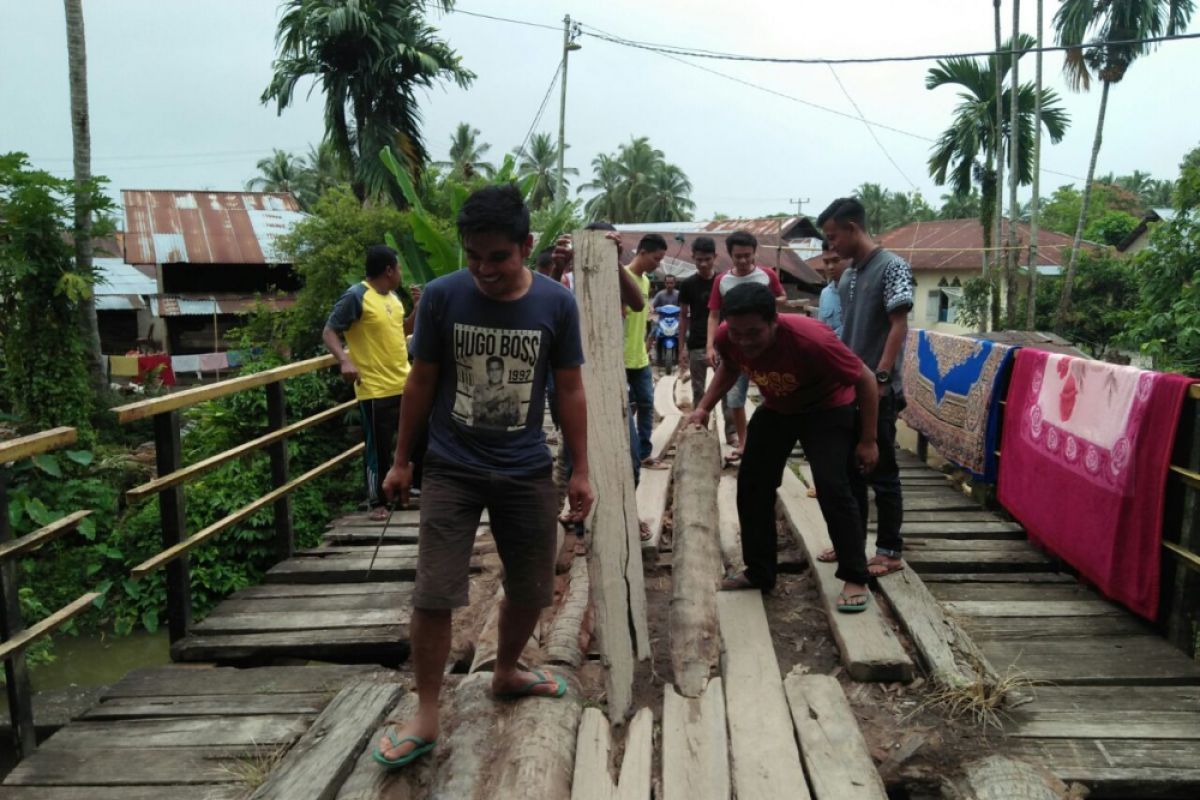 Bappanri Aur Tajungkang Pasaman galang dana untuk perbaiki jembatan