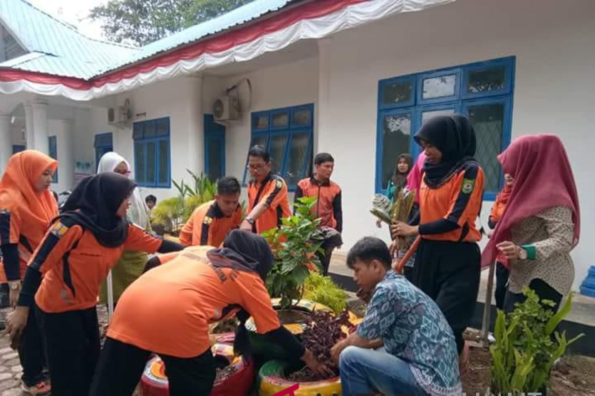 Limbah sampah dimanfaatkan jadi pot bunga