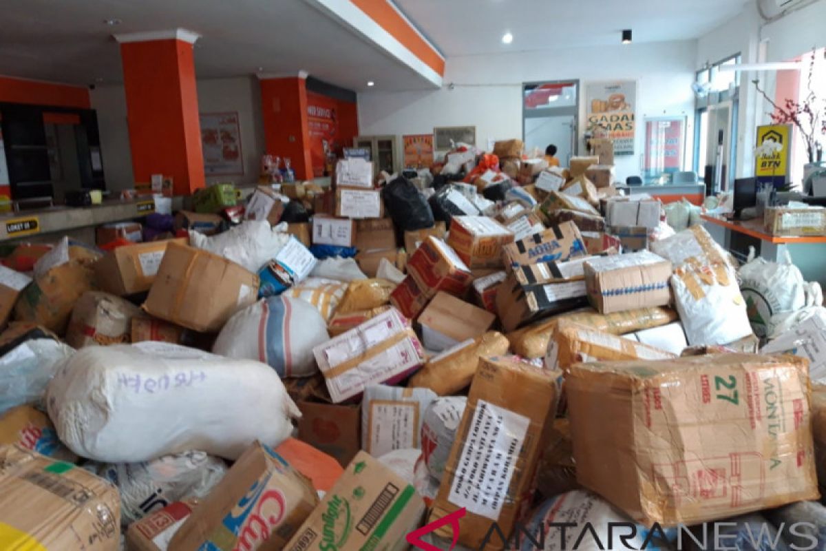 Paket menumpuk, warga cari sendiri kiriman di Kantor Pos Mataram
