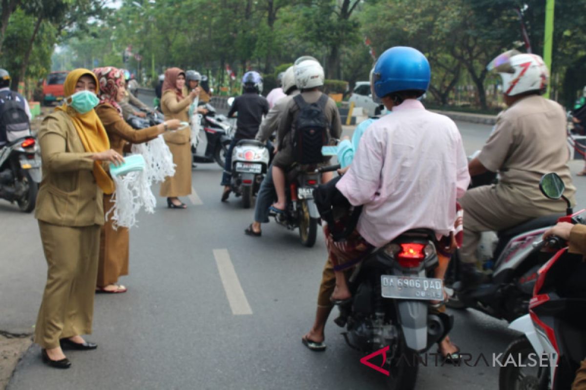 Dinkes Banjar Bagikan ribuan masker cegah Ispa