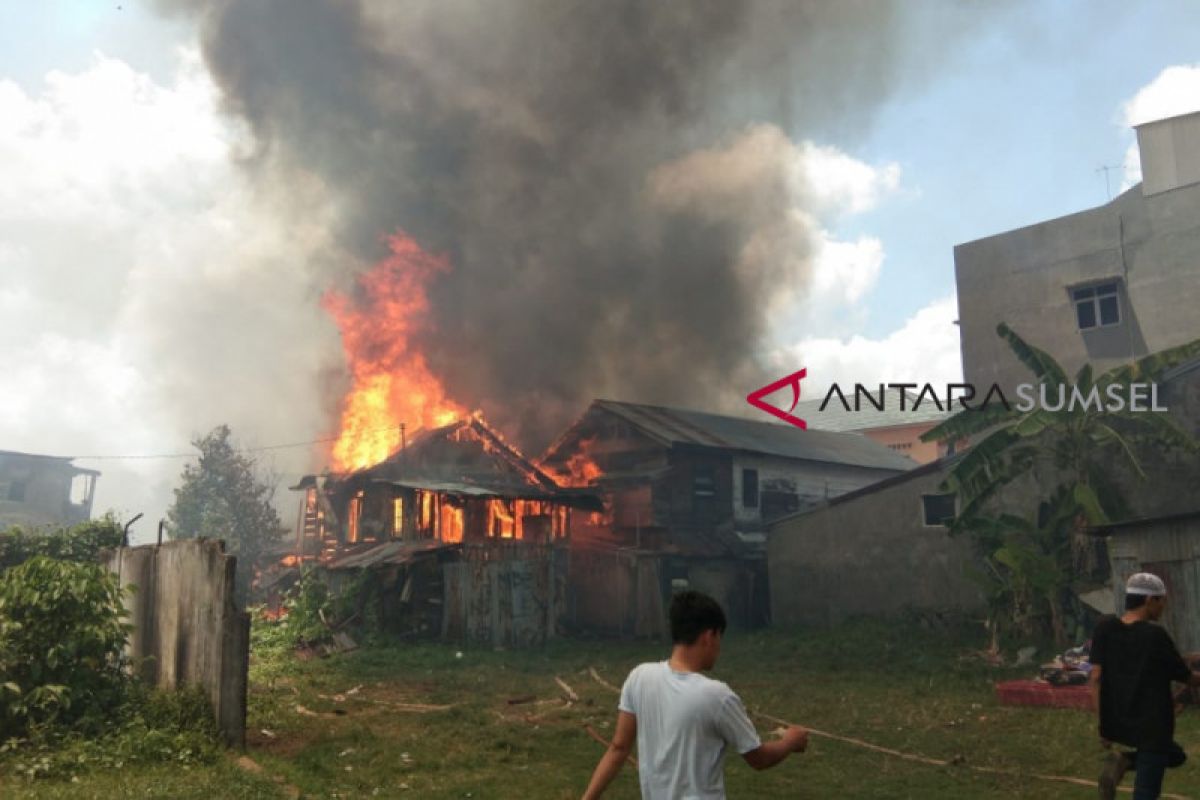 Kobaran api hanguskan 15 rumah di Kuto