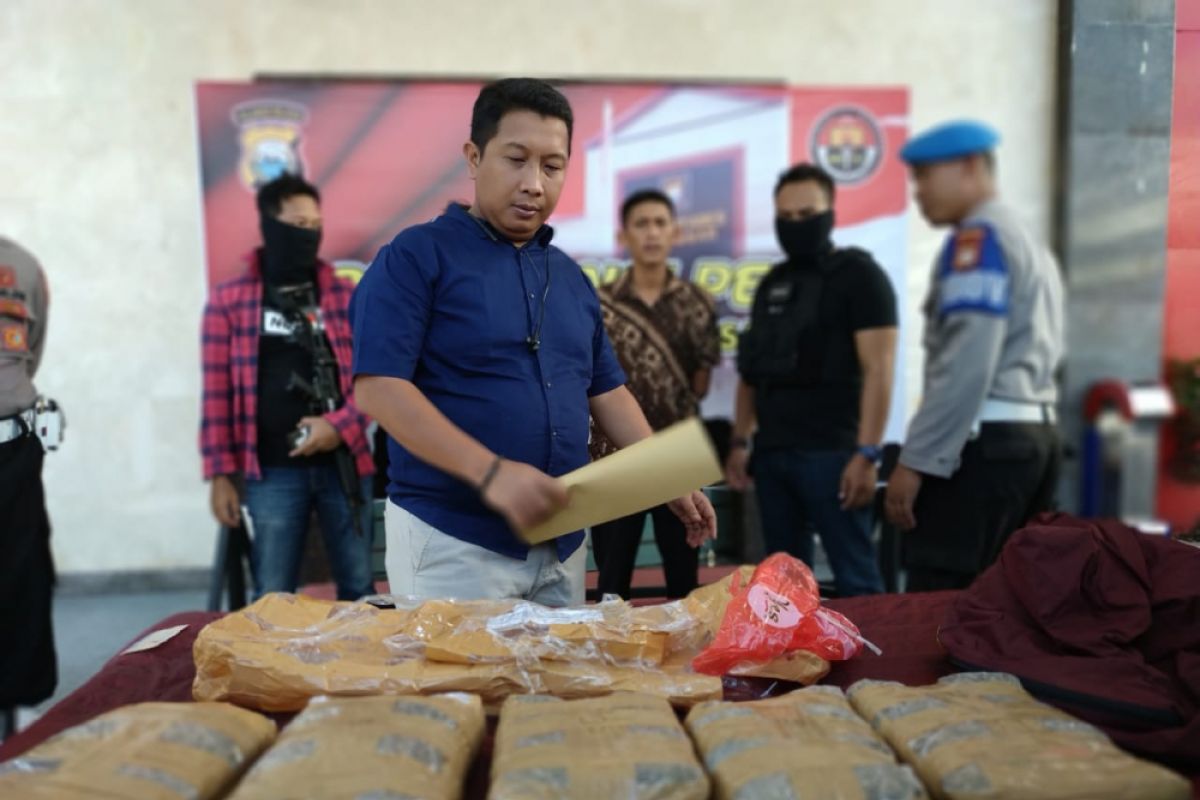 Polrestabes Makassar amankan pengiriman lima kilogram ganja