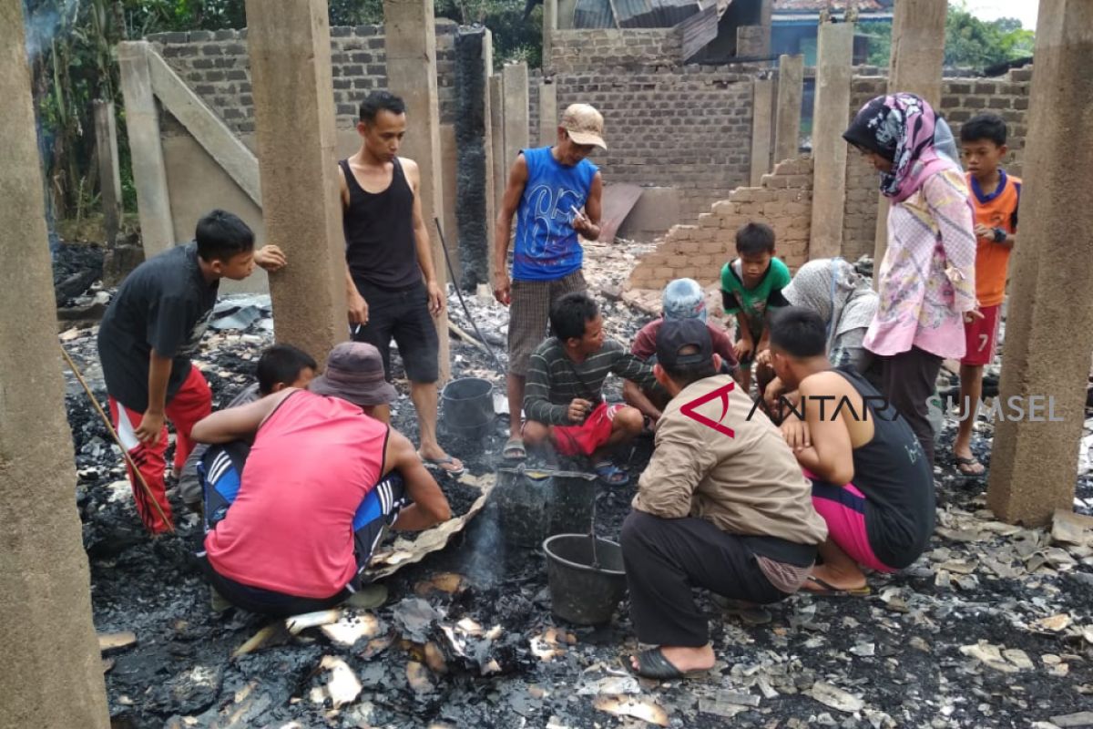 Korban kebakaran mengungsi ke rumah keluarga